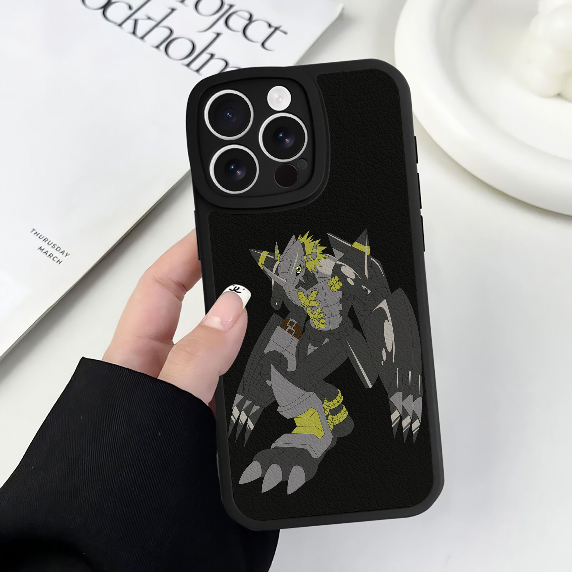 （画像用） Digimon デジタルモンスター/デジモン 【iPhone 16シリーズ対応】シリコンスマホケース（レザー調） 材質：シリコン